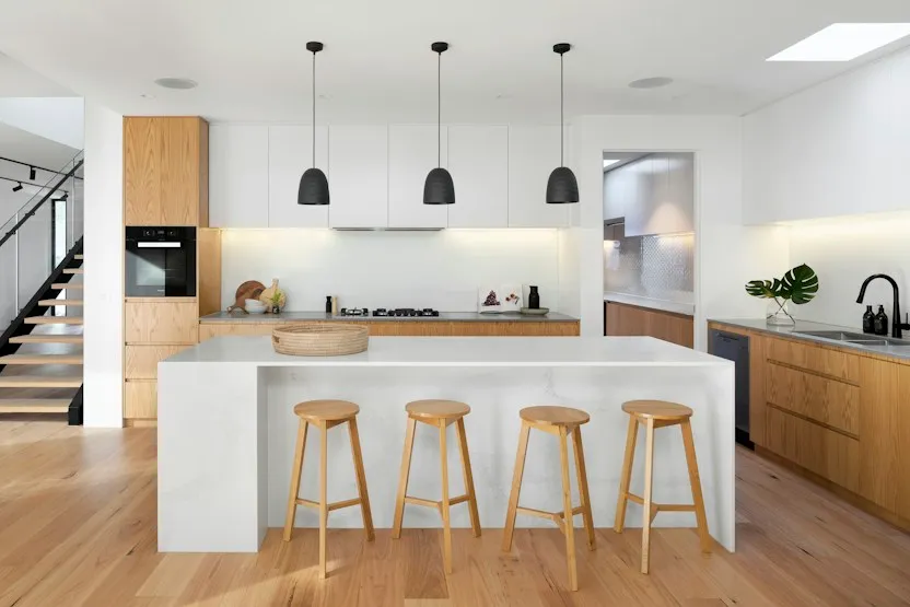 Photo d’inspiration : cuisine blanche et bois avec îlot central