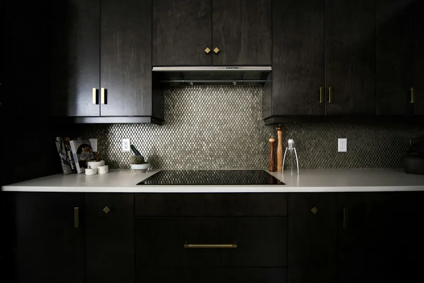 Photo d’inspiration : cuisine noire avec crédence à motifs