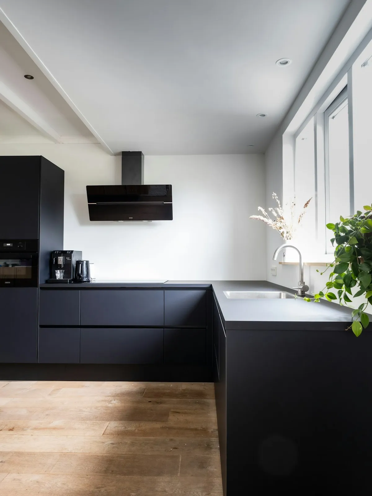 Photo d’inspiration : cuisine sombre avec plan de travail clair