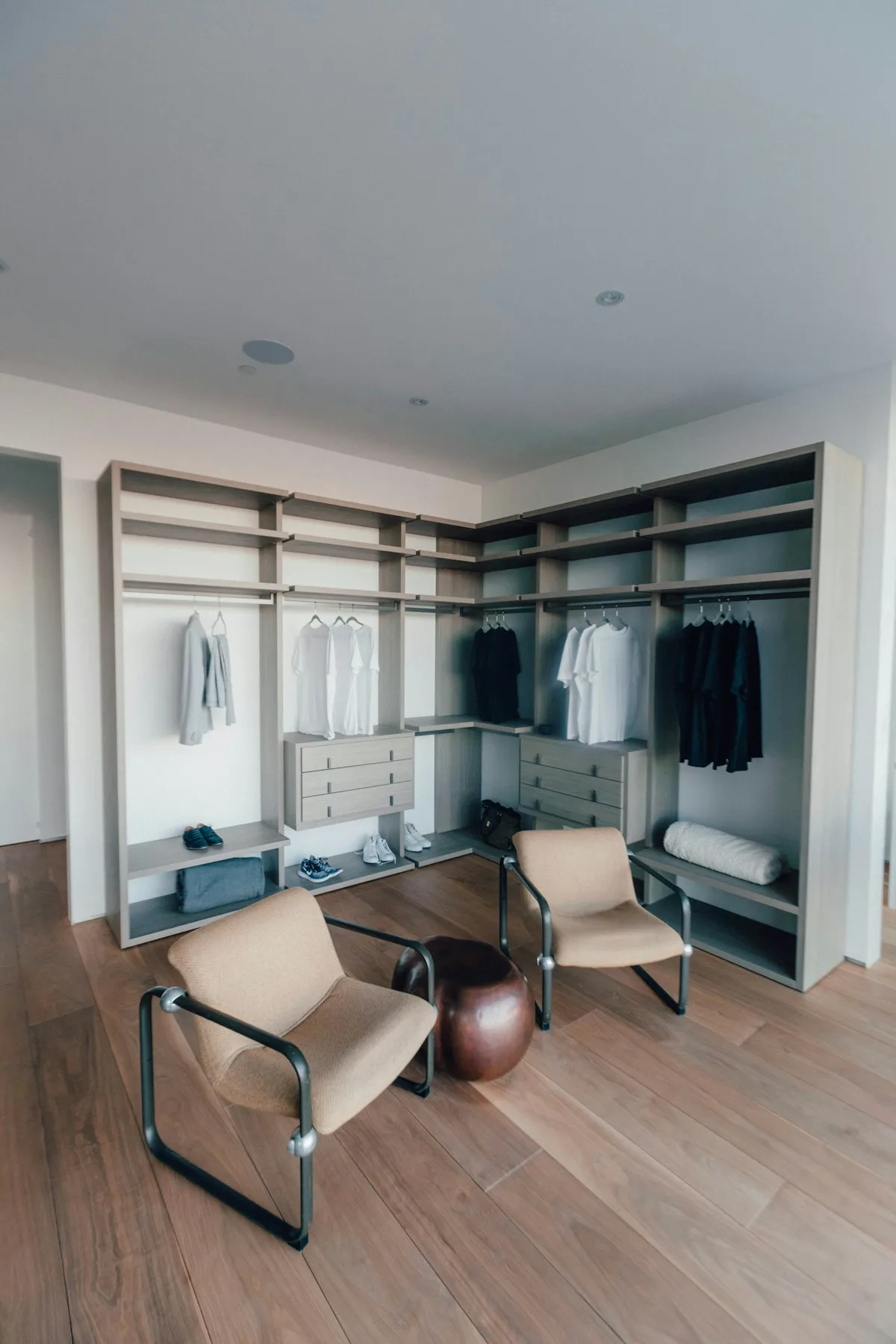 Photo d’inspiration : rangements dans un espace de vie lumineux