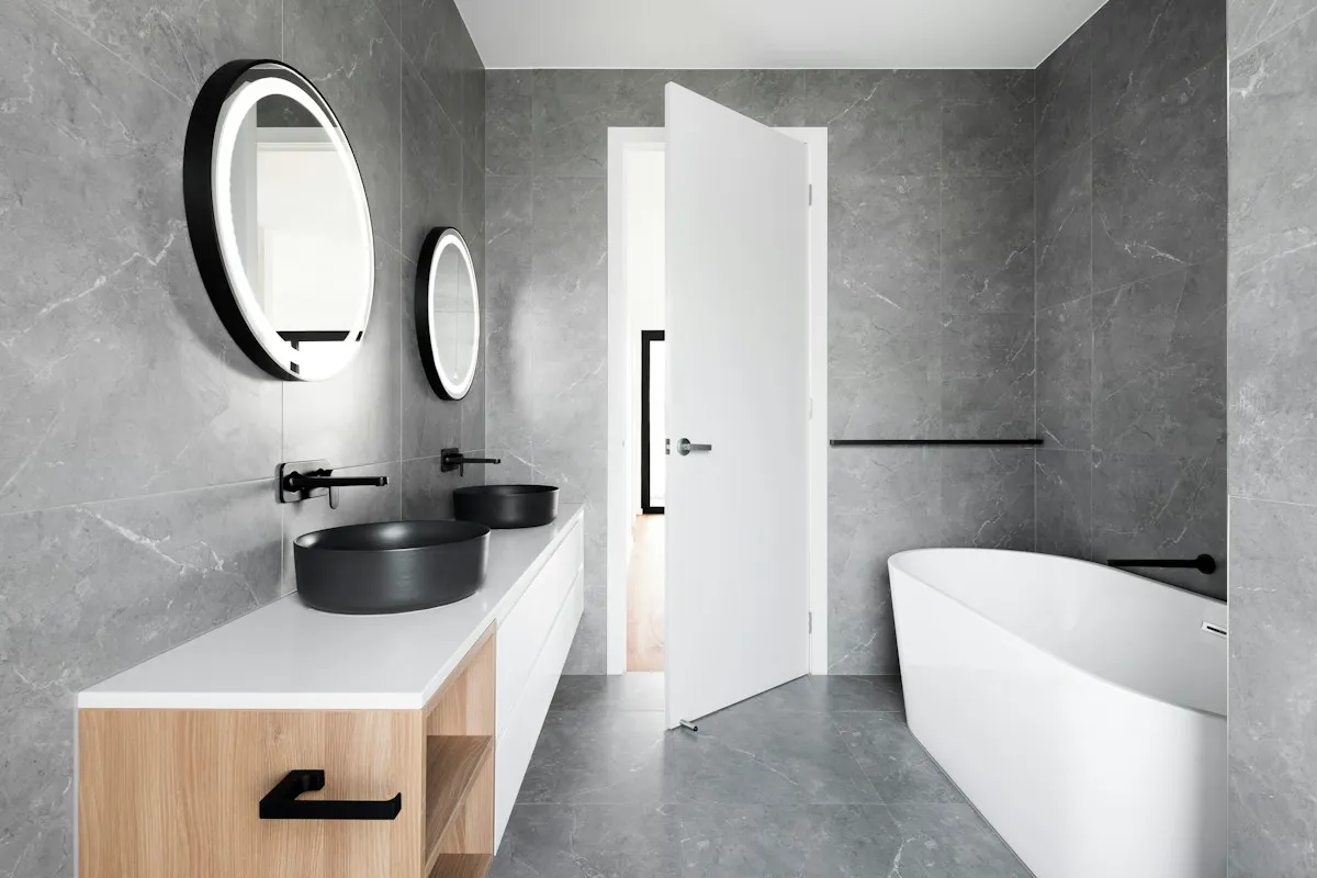 Photo d’inspiration : salle de bain avec meuble en bois et vasques noires