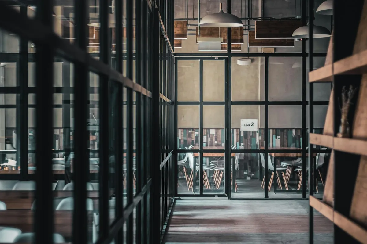 Photo d’inspiration : verrière noire dans un intérieur